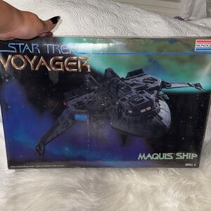 Star Trek Voyager Maquis Ship Model Kit - Black and Blue Vintage 1995